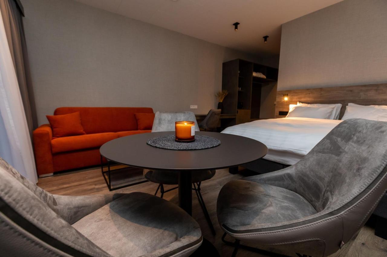 Hotel Halond آكيورِيْري المظهر الخارجي الصورة