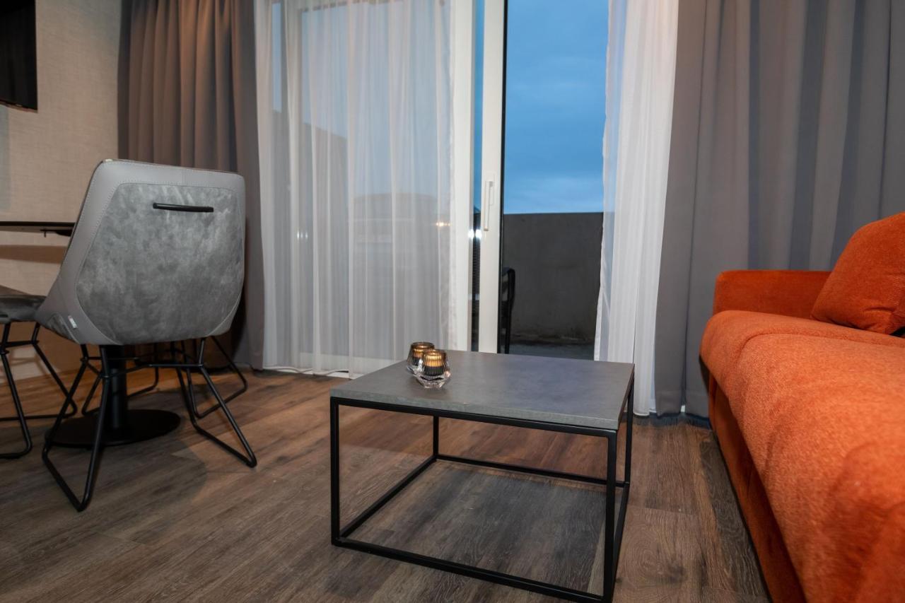 Hotel Halond آكيورِيْري المظهر الخارجي الصورة