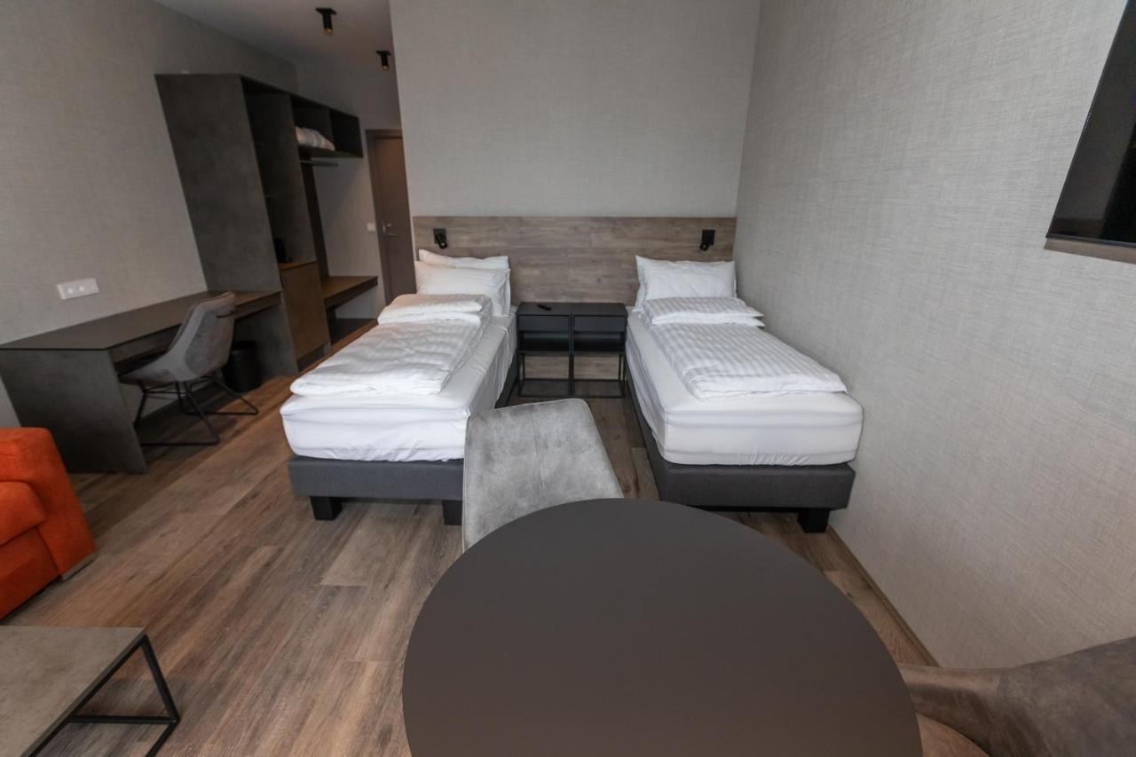 Hotel Halond آكيورِيْري المظهر الخارجي الصورة